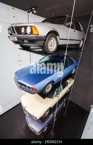 Munich, Allemagne - 08 juillet 2021: Rangée de voitures BMW classiques à modernes exposées dans le musée BMW, un musée de l'automobile de l'histoire de BMW situé près de TH Banque D'Images