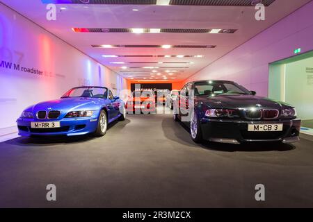 Munich, Allemagne - 08 juillet 2021: Rangée de la série de voitures de roadster BMW M classique à moderne dans le musée BMW, un musée de l'automobile de l'histoire de BMW près de l'Olympii Banque D'Images