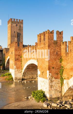 Vérone, Italie. Pont de Castelvecchio sur l'Adige. Visite du vieux château au lever du soleil. Banque D'Images