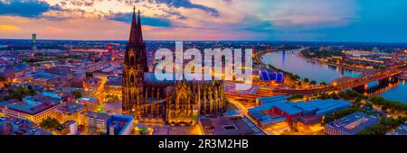 Cologne Allemagne vue sur le Dom de Cologne vue aérienne de drone sur le Rhin de Cologne Cathédrale de l'Allemagne Banque D'Images