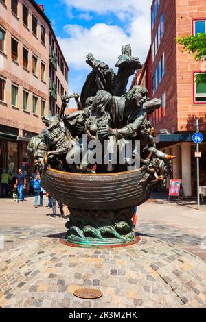 Nuremberg, Allemagne - 10 juillet 2021: Navire de la fontaine de Fools ou Narrenschiffbrunnen est situé dans la vieille ville de Nuremberg. Nuremberg est le deuxième plus grand ci Banque D'Images