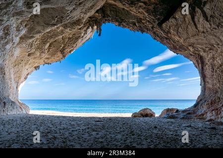 Vue sur l'une des nombreuses grottes du bord de mer de la plage de Cala Luna en Sardaigne Banque D'Images