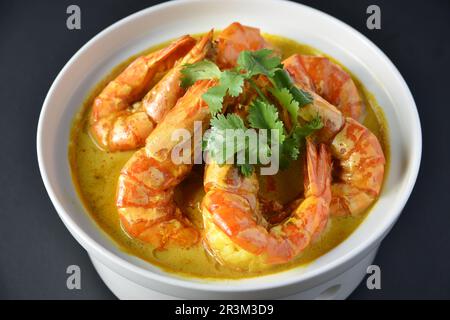 Crevettes frites au curry ou crevettes au lait de coco et feuille de citron vert Kaffir Banque D'Images