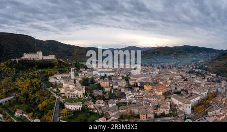 Vue panoramique sur la ville historique de Spoleto avec la forteresse et la cathédrale Rocca Albornoziana Banque D'Images