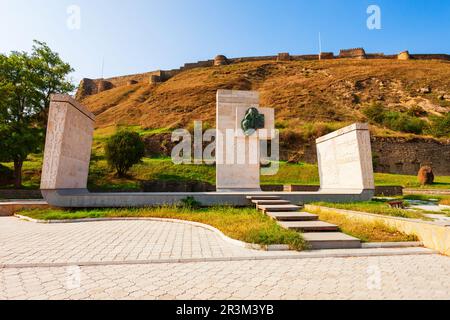 Gori, Géorgie - 01 septembre 2021 : parc commémoratif près de la forteresse de Gori, Géorgie. C'est une citadelle médiévale située au-dessus de la ville de Gori sur un hil rocheux Banque D'Images