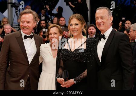 Bryan Cranston mit Rhfrau Robin Dearden und Rita Wilson mit Ehemann Tom Hanks nach der Premiere des Kinofilm 'astéroïde City' auf dem Festival de Cannes 2023 / 76. Internationale Filmfestspiele von Cannes im Palais des Festivals. Cannes, 23.05.2023 Banque D'Images