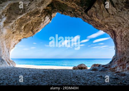 Vue sur l'une des nombreuses grottes du bord de mer de la plage de Cala Luna en Sardaigne Banque D'Images