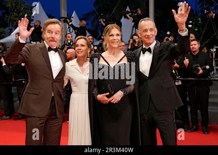 Bryan Cranston mit Rhfrau Robin Dearden und Rita Wilson mit Ehemann Tom Hanks nach der Premiere des Kinofilm 'astéroïde City' auf dem Festival de Cannes 2023 / 76. Internationale Filmfestspiele von Cannes im Palais des Festivals. Cannes, 23.05.2023 Banque D'Images