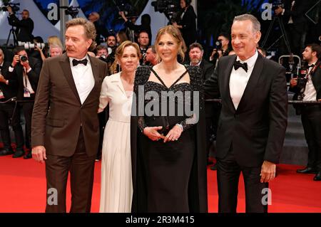 Bryan Cranston mit Rhfrau Robin Dearden und Rita Wilson mit Ehemann Tom Hanks nach der Premiere des Kinofilm 'astéroïde City' auf dem Festival de Cannes 2023 / 76. Internationale Filmfestspiele von Cannes im Palais des Festivals. Cannes, 23.05.2023 Banque D'Images