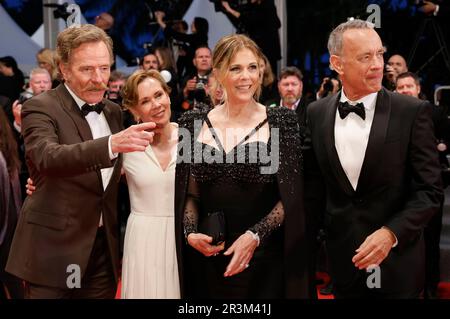 Bryan Cranston mit Rhfrau Robin Dearden und Rita Wilson mit Ehemann Tom Hanks nach der Premiere des Kinofilm 'astéroïde City' auf dem Festival de Cannes 2023 / 76. Internationale Filmfestspiele von Cannes im Palais des Festivals. Cannes, 23.05.2023 Banque D'Images