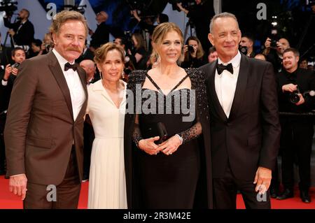 Bryan Cranston mit Rhfrau Robin Dearden und Rita Wilson mit Ehemann Tom Hanks nach der Premiere des Kinofilm 'astéroïde City' auf dem Festival de Cannes 2023 / 76. Internationale Filmfestspiele von Cannes im Palais des Festivals. Cannes, 23.05.2023 Banque D'Images