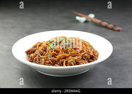 Nouilles en verre sautées, Japchae Banque D'Images