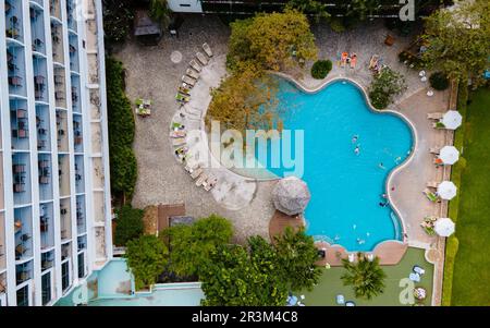 Chaises de plage à la piscine avec parasols Banque D'Images