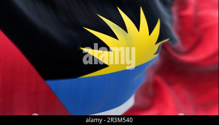 Vue rapprochée du drapeau national d'Antigua-et-Barbuda qui agite dans le vent Banque D'Images