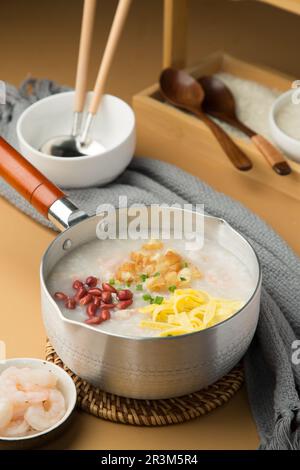 Congee avec crevettes, style petit déjeuner asiatique Banque D'Images