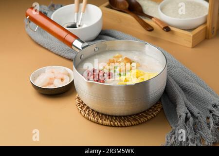 Congee avec crevettes, style petit déjeuner asiatique Banque D'Images