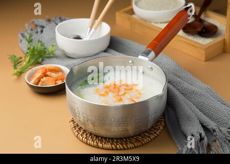 Congee avec crevettes, style petit déjeuner asiatique Banque D'Images