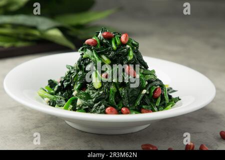 （Sauté ）épinards sautés, cuisine chinoise Banque D'Images