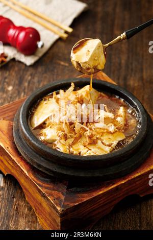 Tofu braisé (mâché) avec ​​urchin de mer Banque D'Images