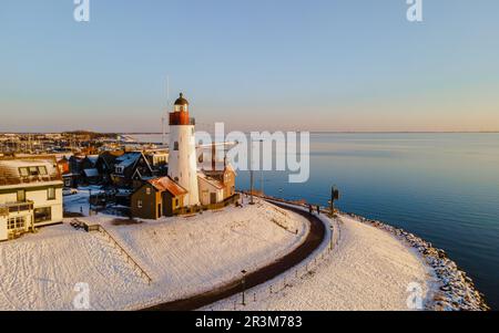 Phare d'Urk en hiver avec neige aux pays-Bas. Village hollandais en hiver Banque D'Images