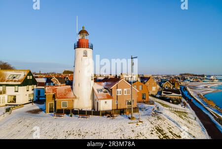 Phare d'Urk en hiver avec neige aux pays-Bas Banque D'Images