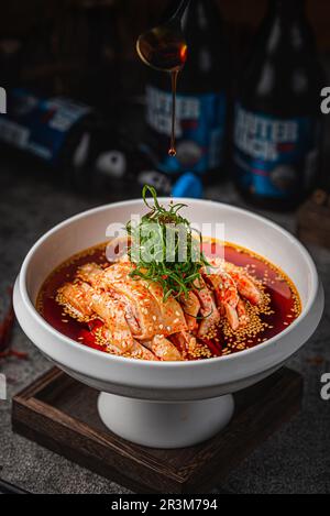 Nourriture chinoise : poulet râpé， poulet cuit à la vapeur dans l'huile de Chili，poulet appétissant (Kou Shui Ji） Banque D'Images