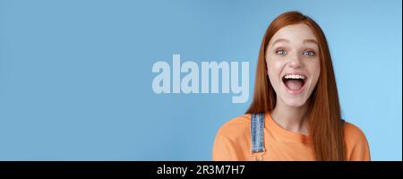 Amusant charismatique animée fille de gingembre sortant excités avoir des amis amusants hurler dire un sourire blanc parfait de montrer appréciez frien Banque D'Images