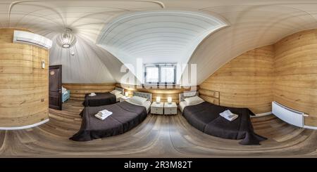 Vue panoramique à 360° de 360 hdri panorama à l'intérieur d'une chambre à coucher en bois eco dans un style rustique auberge ou ferme sur le sol de mansarde en projection équirectangulaire avec zénith et