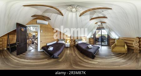 Vue panoramique à 360° de panorama 360 hdri complet à l'intérieur d'une chambre à coucher en bois eco dans un style rustique auberge ou ferme sur le sol de mansarde en projection équirectangulaire avec zenit