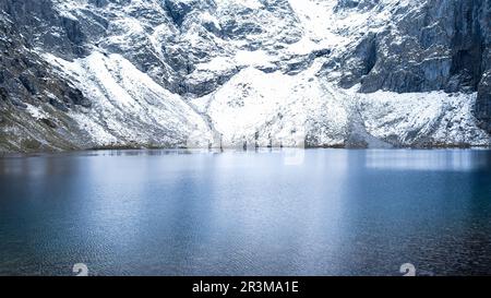 Czarny Staw Pod Rysamy ou lac Black Pond près de la cabane de montagne Morskie Oko Snowy dans les montagnes polonaises de Tatry, vue sur les drones, Zakopan Banque D'Images