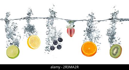 Citron, citron vert, orange, fraise, baies bleues et kiwi, qui s'écaillent dans de l'eau claire avec des bulles d'eau Banque D'Images