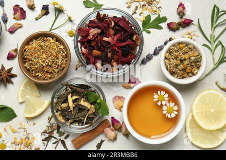 Composition de la couche plate avec du thé fraîchement préparé et des feuilles sèches sur une table légère Banque D'Images