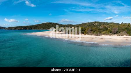 Vue panoramique sur la magnifique plage de sable blanc de Turredda sur la côte sud de la Sardaigne Banque D'Images