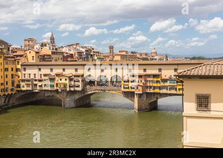 Florence, Italie - Circa juin 2021: Paysage de la ville avec le Vieux Pont - Ponte Vecchio. Banque D'Images