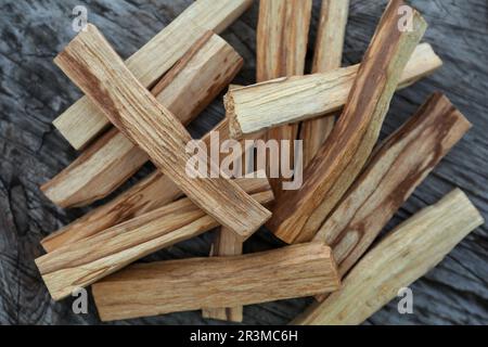 Palo santo reste sur une table en bois, vue sur le dessus Banque D'Images