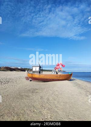Bateau de pêche sur la plage, île d'Usedom Banque D'Images