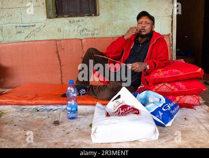 Ethiopien mâchant un khat, région de Harari, Awaday, Ethiopie Banque D'Images