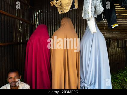 Les femmes musulmanes prient dans le marché khat, région de Harari, Awaday, Éthiopie Banque D'Images