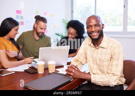 Portrait de sourire Black man, équipe de développement, réunion de codage d'applications mobiles Banque D'Images
