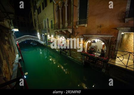 L'une des caractéristiques emblématiques de la scène nocturne de Venise est son réseau de canaux labyrinthiques. Ces cours d'eau, bordés d'anciens palazzos et bâtiments, Banque D'Images