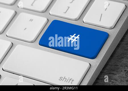 Bouton bleu avec signe hashtag sur le clavier de l'ordinateur, gros plan Banque D'Images