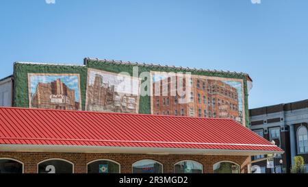 Chillicothe, Mo, Etats-Unis - 23 avril 2023 : murale représentant différents monuments et scènes de la ville et des environs. Banque D'Images