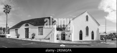 Bredasdorp, Afrique du Sud - 23 septembre 2022 : une scène de rue, avec le Musée Shipwreck, à Bredasdorp, dans la province du Cap occidental. Monochrome Banque D'Images