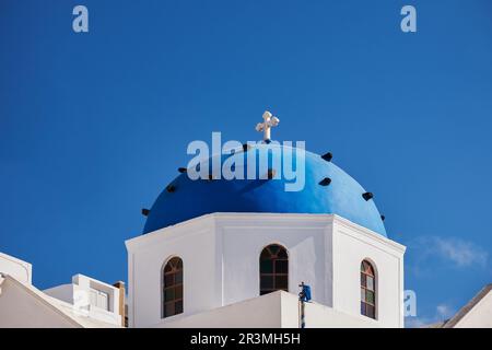 Petite église orthodoxe avec son dôme bleu - Santorini, Grèce - magnifique ciel bleu Banque D'Images