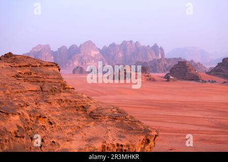 Désert de Wadi Rum, Jordanie. Jabal Al Qattar montagne Banque D'Images