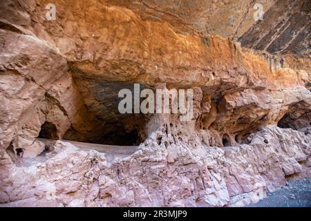 Grottes dans la région d'Oued Ahansal au Maroc Banque D'Images