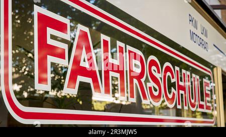 Boutique avec le lettrage allemand Fahrschule dans le centre de Berlin. Traduction: École de conduite Banque D'Images