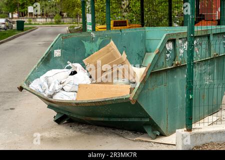 grand conteneur en métal pour les débris encombrants ou de construction sur un site de déchets Banque D'Images
