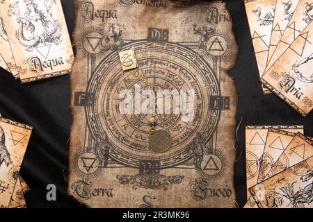 Arrière-plan de sorcellerie ésotérique ancien. Occultims et paganisme ancien symbole, avec mystérieux runes alphabet Banque D'Images