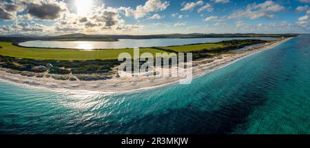 Vue panoramique aérienne de la plage de Fiume Santo et du lac Stagno di pilo près de Porto Torres en Sardaigne Banque D'Images